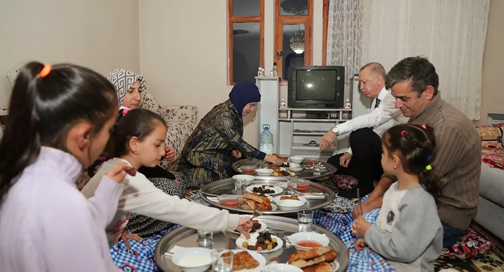 Cumhurbaşkanı Erdoğan iftarda bir vatandaşın evine konuk oldu