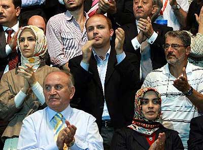 Gazeteciler kışlada Bilal Erdoğan'ı bekliyor