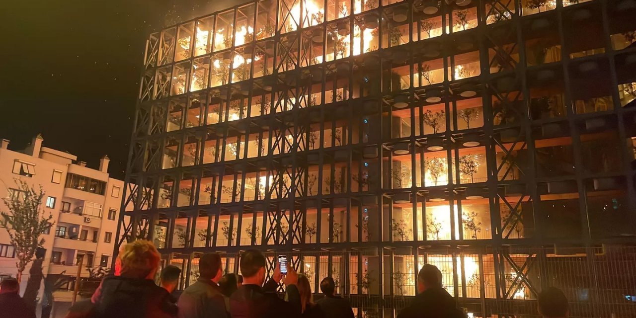 İzmir'de lüks sitede yangın: Bir blok tamamen yandı