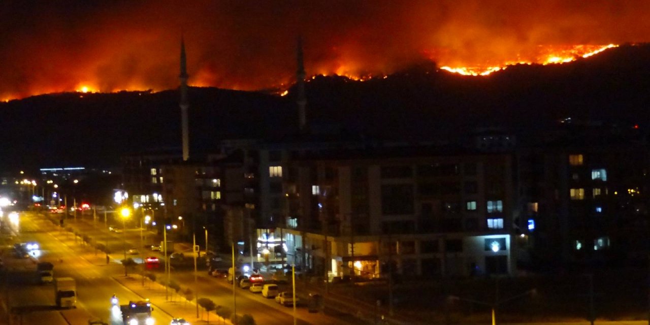 Çanakkale yangınında alevler şehir merkezine yaklaştı!